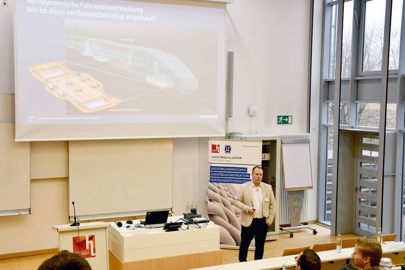 Holz als wertvolles Leichtbau-Material Thomas präsentierte Thomas Krenke (W.E.I.Z. Forschung & Entwicklung gGmbH) (Bild: Hochschule Landshut)