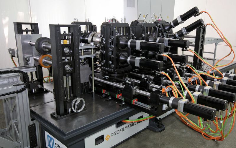 Profilieranlage zur Herstellung diskontinuierlicher Profile. Für Profilmetall sind durch die Übernahme von Rüpel in Marktheidenfeld auch die Entwicklung und der Bau von Profilieranlagen möglich geworden. Bilder: Profilmetall (Archiv: Vogel Business Media)