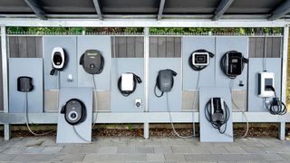 Zehn Wallboxen im Preisfenster bis 500 Euro hat der ADAC antreten lassen. (Bild: ADAC/Ralph Wagner)
