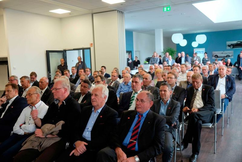 Volles Haus: Zur Eröffnung der neuen Geschäftsstelle kamen zahlreiche Gäste aus Politik und Wirtschaft.  (Zietz/»kfz-betrieb«)