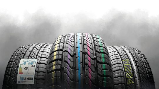 Auf der Tire Technology Expo 2026 zeigt REA Elektronik seine vielfältigen Kennzeichnungstechnologien, wie hier die Rohgummikennzeichnung mit Spezialtinten.(Bild:  REA Elektronik)