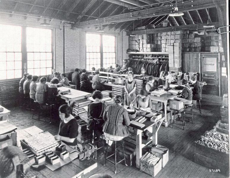 1918 stellt A-B mit Julia Polcynski seine erste weibliche Arbeiterin ein, die kurz darauf zur Vorarbeiterin befürdert wurde. 1920 erhielten amerikanische Frauen erst das Wahlrecht.  (Rockwell Automation)