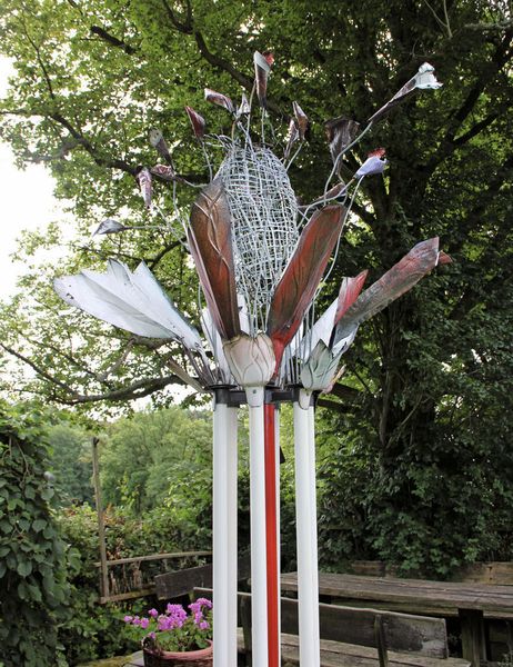 Blumen aus Stahl- und Kupferemaille zieren den Garten von Peter Luban. Ursprünglich wurden sie für eine Gartenausstellung gefertigt. (Archiv: Vogel Business Media)