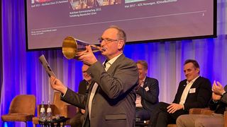 Werner Prange ist seit 20 Jahren Verbandspräsident und damit das Sprachrohr des Mazda-Handels in Deutschland. Zu diesem außergewöhnlichen Jubiläum erhielt er tatsächlich ein Sprachrohr als Geschenk. (Bild: VCG - Lulei)