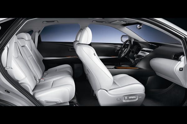 In der Neigung einstellbare Rückenlehnen bieten den Fondpassagieren höheren Sitzkomfort. (Archiv: Vogel Business Media)