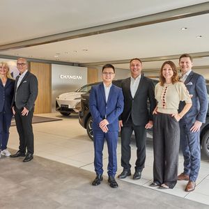 Freuen sich über die neue Partnerschaft (v.l.): Sebastian Pflug (Standortleiter Halstenbek, Autohaus Günther), Ulrica Griffiths (PR Manager, Changan Europe Business Unit), Alexander Thomas (Network Development Manager, Changan Automobile Deutschland), Ethan Yin (Executive Deputy General Manager, Changan Europe Business Unit), Frank Solbrig (Leiter Elektromobilität im Autohaus Günther), Kristin Harder (Head of Marketing and PR, Changan Europe Business Unit) und Steffen Obst (Head of Sales,  Changan Europe Business Unit). (Bild:  Changan)