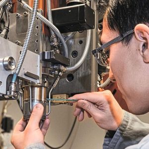 The process principle of LMD technology can be applied to almost any machine kinematics. This allows the application of extremely hard alloys that are particularly long-term stable.(Image: Fraunhofer ILT/Ralf Baumgarten)