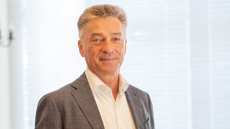 Dr. Jörk Hebenstreit, geschäftsführender Gesellschafter der Agileus Consulting GmbH & Co. KG, hält eine Keynote auf dem International Communication Circle in Würzburg.(Bild:  Tobias Stepper)