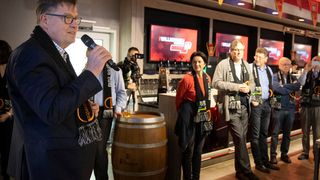 Covestro-Produktionsvorstand Klaus Schäfer drückte gemeinsam mit rund 150 geladenen Kollegen dem Team beim Deutschen Zukunftspreis in Berlin die Daumen. (Covestro)