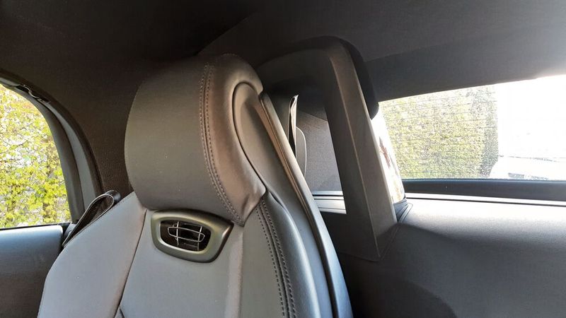 Typisch Roadster: Nach (schräg) hinten sieht der Fahrer/die Fahrerin leidlich wenig. Die Einparkhilfe plus für 780 Euro bietet zwar ein paar Piepser plus Farbpiktogram, aber keine Kamera. (Bild: Simon – »kfz-betrieb« )