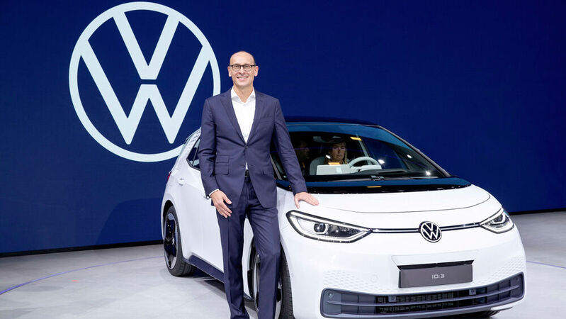 Der VW-Markenchef Ralf Brandstätter fordert mehr öffentlich zugängliche Ladesäulen.