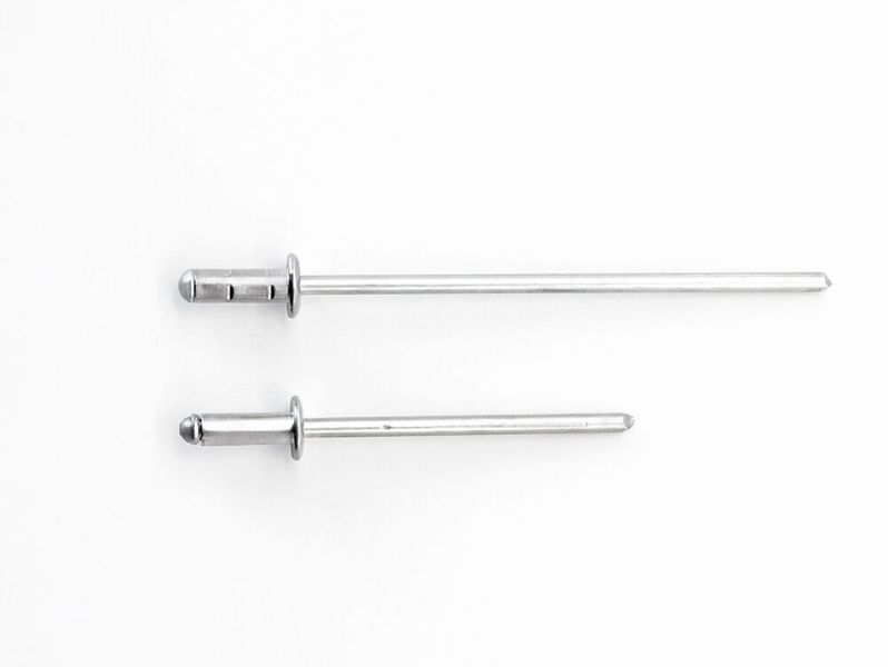 Standardverbinder sind für die Verarbeitung mit Standard- und V-Mundstücken geeignet. Der Universalgrip von Gesipa (oben) kann darüber hinaus durch seinen verlängerten Nietdorn mit allen Mundstücken in Sonderlänge verarbeitet werden. (Bild: Gesipa)