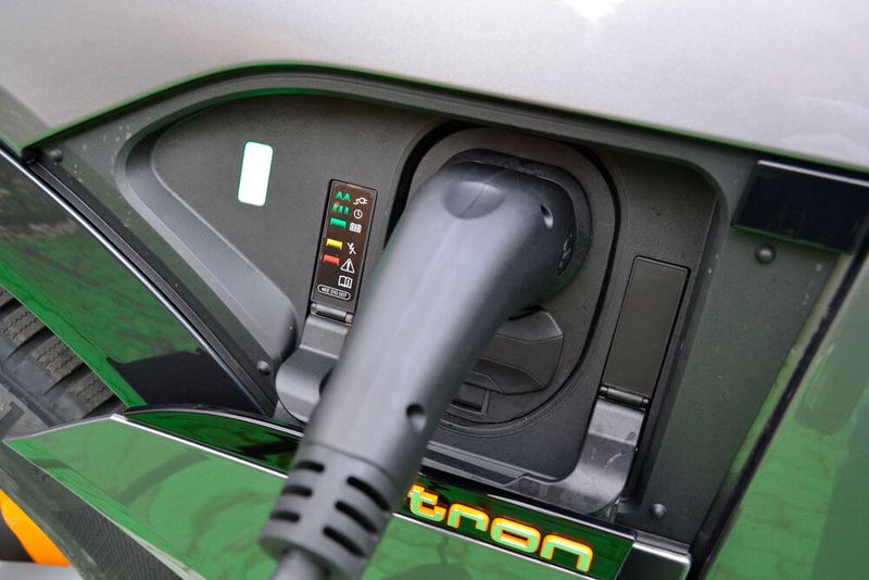 Sobald das Ladekabel am Fahrzeug und an der … (Bild: Michel/»kfz-betrieb«)