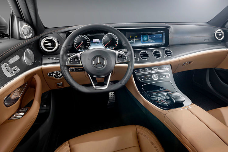 Blickfang im komfort-orientierten Innenraum sind zwei Displays mit jeweils 12,3 Zoll Bilddiagonale und einer Auflösung von 1.920 x 720 Pixel. Optisch verschmelzen sie zu einem sogenannten Widescreen-Cockpit. (Foto: Daimler)