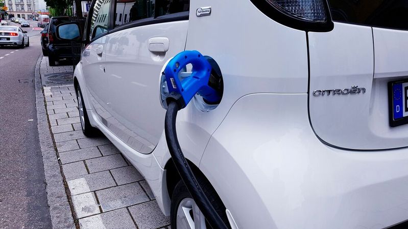 E-Auto-Fahren lohnt sich: Die THG-Prämie wird vorrübergehend angehoben. (Bild:  frei lizenziert /  Pixabay)