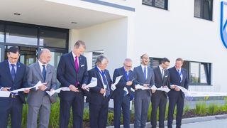 An der Eröffnungsfeier nahm neben der Geschäftsführung von Röchling Automotive auch der Vizepräsident des slowakischen Verbandes der Automobilindustrie teil. (Röchling Automotive)