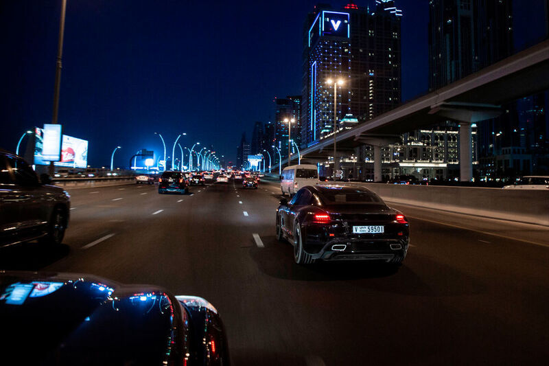 In Dubai werden Heißland-Dauerläufe und das Laden der Batterie unter Extrembedingungen erprobt. (Porsche)