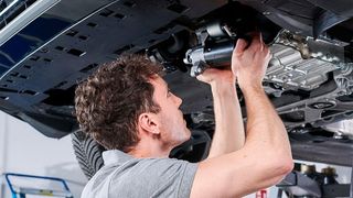 Starteraustausch im Fahrzeug (Bild: © SEG Automotive, www.seg-automotive.com)