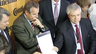 Den traditionellen Brief zur Grundsteinlegung präsentierten Anatoly Artamonov, Gouverneur der Region Kaluga (l.), Siegfried Wolf, Mitglied des Aufsichtsrats von Continental (2.v.l.), Wolfgang Breuer, Leiter der Business Unit Engine Systems (2.v.r.) und José Avila, Mitglied des Vorstands von Continental und Leiter der Division Powertrain. (.r.). (Foto: Continental)