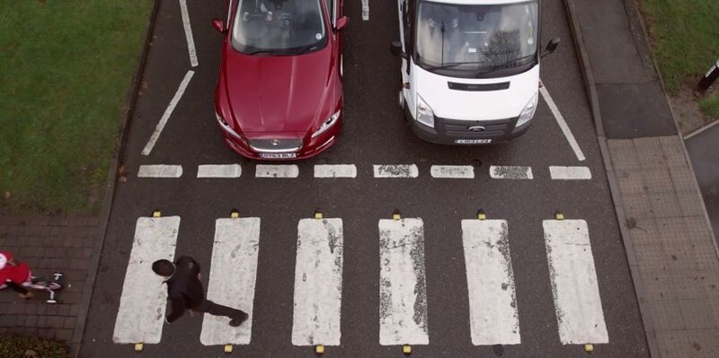 Jaguar Land Rover entwickelt derzeit eine Reihe von neuen Technologien, die den Fahrer mit ausgewählten Farben, Tönen und haptischen Signalen schnell und sicher auf mögliche Gefahren aufmerksam machen. (Jaguar Land Rover)