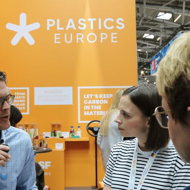 Die Teilnehmer und Teilnehmerinnen des Round Tables zur PPWR und PlastXNow-Redakteurin Melanie Ehrhardt. (Bild: Jacob Lohring; PED)