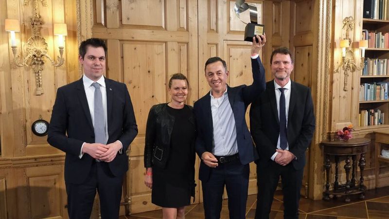 Richard Dämpfle konnte sich in der Kategorie 1, in die Mazda-Händler mit über 300 Einheiten jährlich fallen, als Siegerbetrieb durchsetzen: (v. l.) Felix Gebhart, Direktor Vertrieb Mazda Deutschland, Anni Dämpfle und Richard Dämpfle, Autohaus Dämpfle, und Gerd Meyer, Direktor Service Mazda Deutschland (Bild: Mazda)