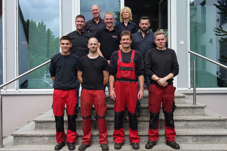 Urlaubsbedingt etwas ausgedünnt: das Team von SKN Tuning. (Jakob Schreiner/»kfz-betrieb«)
