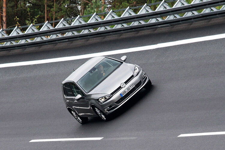 Die Testautos „kleben“ regelrecht in den überbauten Kurven der Schnellfahrbahn. (Foto: VW)