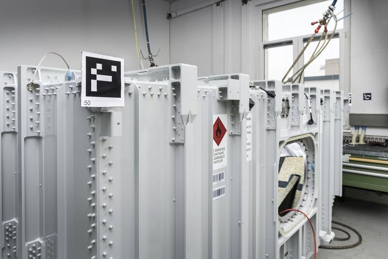 Über Umgebungsmarker am Tank weiß die AR-Brille, wo sich dieser befindet und wie groß er ist, und kann so ein 3D-Modell projizieren. (Markus Breig, KIT)