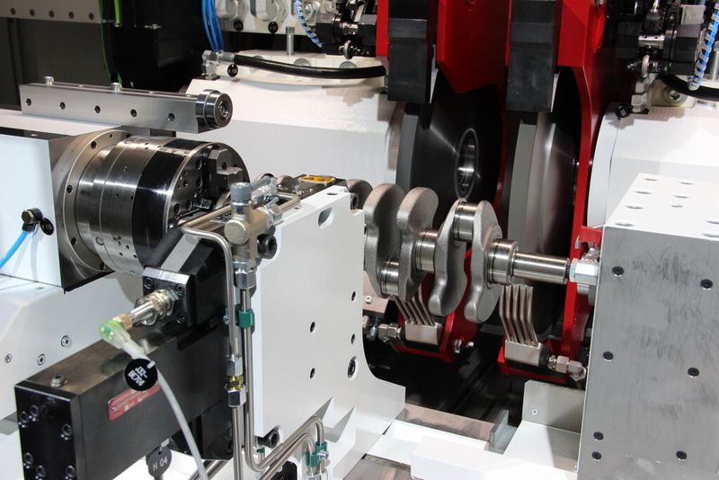 Blick in den Arbeitsraum der Kurbelwellenschleifmaschine von Schaudt. (Bild: Kroh)