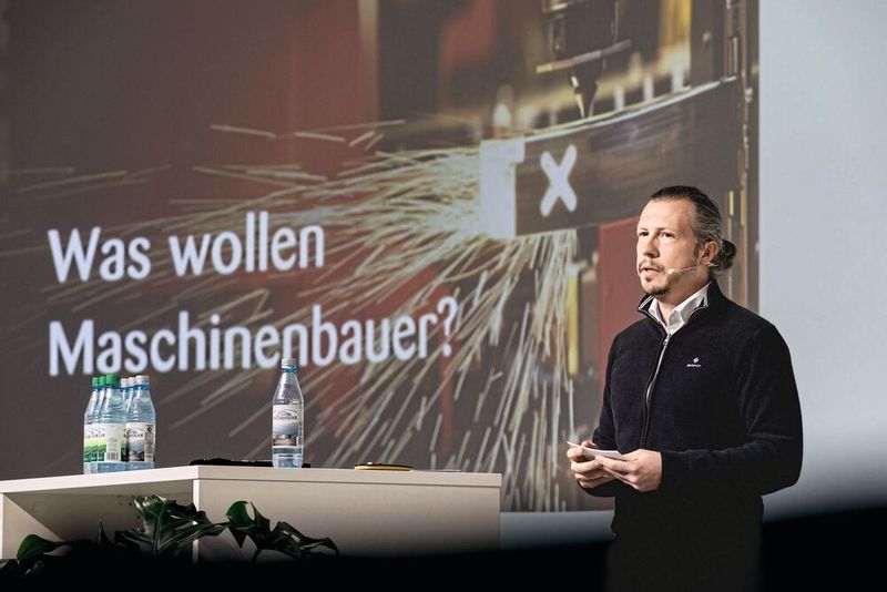 Wie sich mit Abomodellen wiederkehrende Umsätze schaffen lassen, die Unternehmen resilienter machen, verriet Dominik Getzinger von Zühlke Engineering in seinem Vortrag. (Bild: Stefan Bausewein)