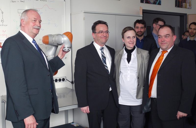 Beim Teach-In des Roboters: Hermann Faul, Oberbürgermeister der Stadt Nördlingen und Vorsitzender der Gesellschafterversammlung der Technologie Centrum Westbayern GmbH. Daneben (v.l.n.r.) Prof. Glück GF des TCW und Prof. an der HS Augsburg, Frau Schärtl (Corporate Innovation Manager, KUKA), Dr. Liepert, CINO (Chief INnovation Officer, Kuka Roboter GmbH). (Bild: TCW)