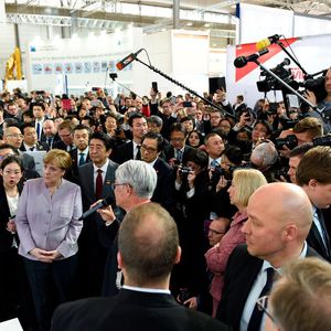 Traditioneller Eröffnungsrundgang der Kanzlerin. Hier bei Kobe Steel, Halle 12/D04.