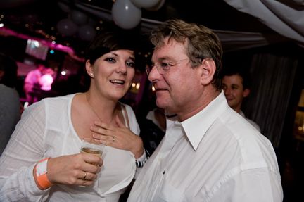Nadine Roßberg (Funkwerk Dabendorf) und Ronald Bulla (ENO) bei der Party. (Archiv: Vogel Business Media)