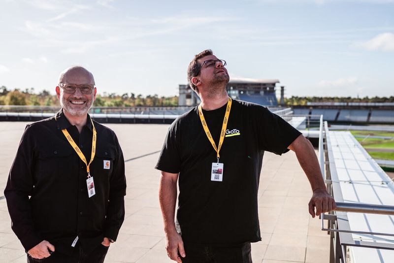 Stephan Klahr (l.) und Sören Pareigis (beide GoTo) genießen in einer ruhigen Minute das sonnige Wetter auf der Porsche-Strecke des Hockenheimrings. (Bild: GoTo Technologies Germany)
