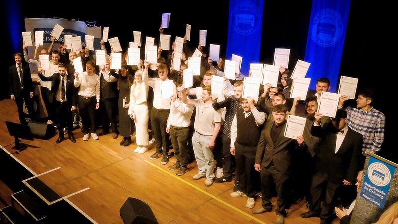 Im vollbesetzten Meininger Volkshaus konnte Obermeister Dominic Eisenbeiser 43 Azubis von den Pflichten ihres Lehrvertrages in der Innung Südthüringen (Meiningen) freisprechen. Das Handwerk kann eben nicht durch künstliche Intelligenz ersetzt werden, so Eisenbeiser, gleichwohl müssen die Junghandwerker viele Änderungen in ihrem Beruf meistern. „Anpacken