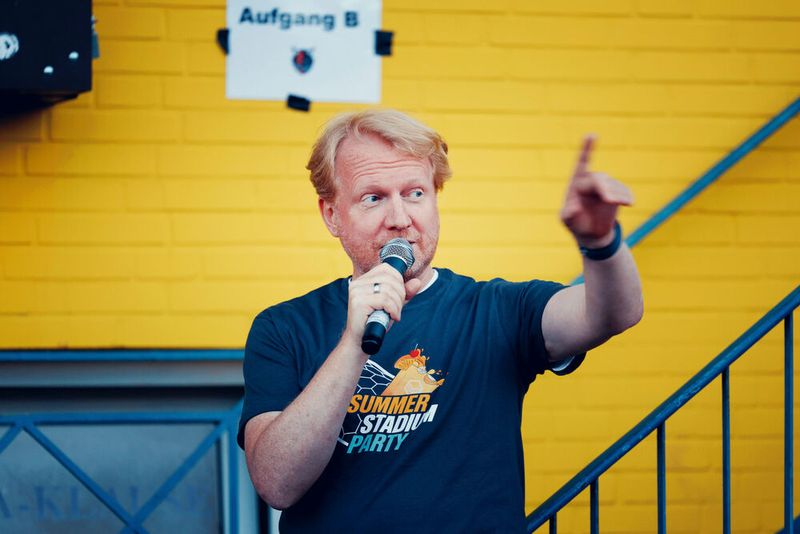 Das traditionelle Byteclub-Sommerfest fand in der Spielstätte eines der ältesten Fußballvereine Deutschlands statt – und damit ganz in der Nähe des Headquarters der Hamburger IT-Unternehmensgruppe. Im Bild: Byteclub-Geschäftsführer Mathias Harms  (Bild: Byteclub)