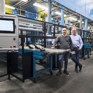 Erfolgreiche Zusammenarbeit. Dan Barvö von AP&T mit Tomas Lidbacken, dem CEO von PVI Esskå. (Bild:  AP&T)