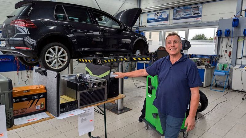 Ein großes Augenmerk legt auch er auf das Thema Ganzheitlichkeit. So hat er zum Beispiel eine Holzheizung und eine große Photovoltaik-Anlage in seine Firma integriert. Sein Angebot ist breit und umfasst auch die Reparatur von Bootsmotoren, Wohnmobilen und Motorrädern. Und er hat zu vielen Dingen seine eigene Meinung. So sieht er zum Beispiel die beste Zeit für das Kfz-Gewerbe erst noch kommen. Spannend! (Bild: Rosenow – VCG)