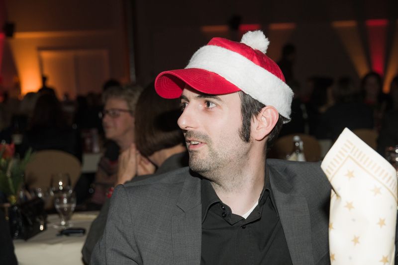 Vogel X-Mas Party 2012 im VCC in Würzburg    Florian Braun, Art Director Online mit seiner Nikolaus-Cappy.  Weitere exklusive Bilder zur Vogel Weihnachtsfeier finden Sie auf unserer Facebook-Fanpage. Jetzt reinschauen und Fan werden. Wir freuen uns über jeden Like. (Bild: Marcel Gollin/Vogel Business Media)