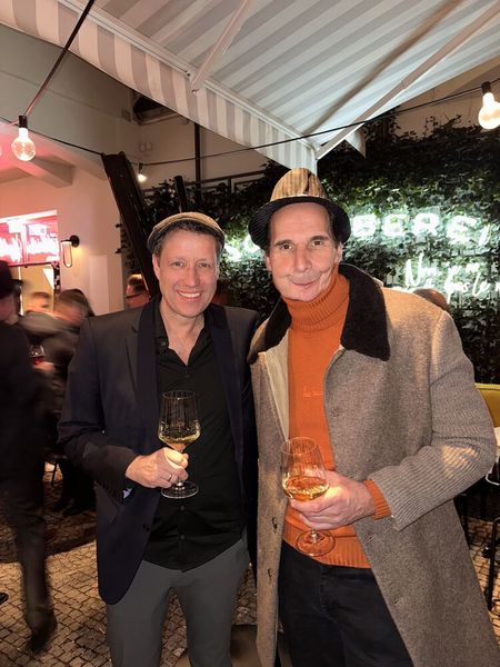 Holger Reisinger und Mark Richter (r., Jabra) können nach ihren inspirierenden Vorträgen den Abend genießen. (Bild: Vogel IT-Medien GmbH)