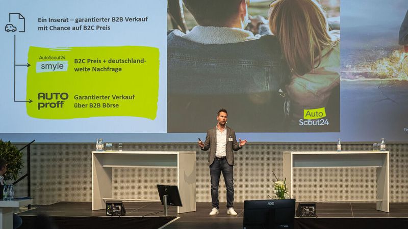 Ein zweiter Themenblock beim Deutschen Remarketing Kongress 2022 waren neue Player auf dem Markt. Dr. Felix Frank, Chief Commercial Officer und General Manager von Autoscout24 smyle, sprach über erste Erfahrungen mit dem neuen E-Commerce-Angebot der Fahrzeugplattform. (Bild: Stefan Bausewein)