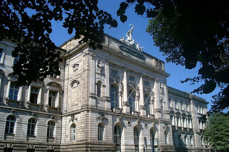 Das Hauptgebäude der Universität Würzburg wurde 1896 errichtet. Die Fakultät Chemie erreicht im Shanghairanking den 37. Platz und ist damit die zweitbeste Chemiefakultät Deutschlands. (Bild: Wikipedia)