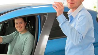 Renault-Z.E.-Verkäufer Florian Berg ist im Autohaus Schlesner der Elektroautoguru. Die Kunden schätzen seine ganzheitliche Beratung. (Schlesner)