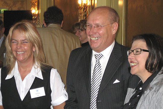 Trotz Abschied gut gelaunt – Helmut Blümer und seine helfenden Hände: Elke Pütz, Helmut Blümer, Gabi Schuster (v.li.). (Archiv: Vogel Business Media)