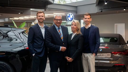 Die Freese-Gruppe wird in dritter Generation von der Familie Kayser geleitet: (v.l.) Sebastian, Tammo, Gudrun und Maximilian Kayser.(Bild:  BMW Freese-Gruppe)