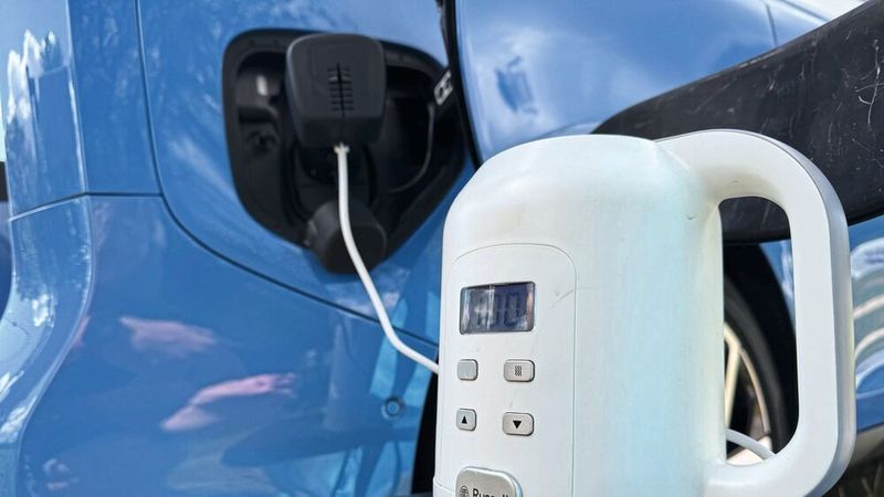 Um Wasser für den Kaffee beim Camping zu kochen, liefert das Fahrzeug auf jeden Fall genug Strom („Vehicle to Load“). (Bild: Achter – VCG)