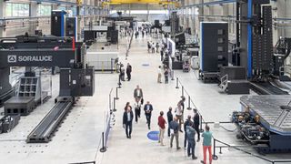 View into the portal and heavy-duty assembly plant of Soraluce in Bergara, Spain, during the Soraluce Summit. Clearly visible on the right: the floor type milling machine FXRW100. To its left: The portal milling machine PMG220. It demonstrated its high machining performance live on an application example for the railway industry. (Image:Soraluce)