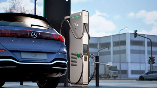 Selbst auf große Stückzahlen ausgelegte Massenmodelle wie Mercedes GLC kommen auf deutlich mehr als 300 kW (Bild:  Mercedes-Benz)