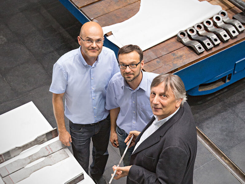 Team aus Prof. Christian Moser und Siemens-Konstrukteuren Radovan Seifried und Christian Karner halbiert das Gewicht von Fahrwerksrahmen für Personenzüge. (Siemens)